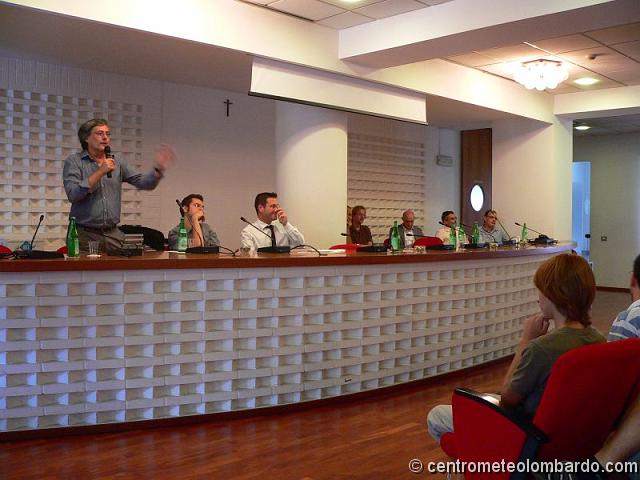 AT62.jpg - Dopo l'intervento dei relatori, ha inizio il dibattito con il pubblico (foto di Livio Perego)